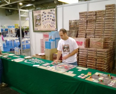 Dzień 1 - czekamy na otwarcie hal. Nie chcieli nam sprzedać Nations, dlatego rozkładamy Strajk