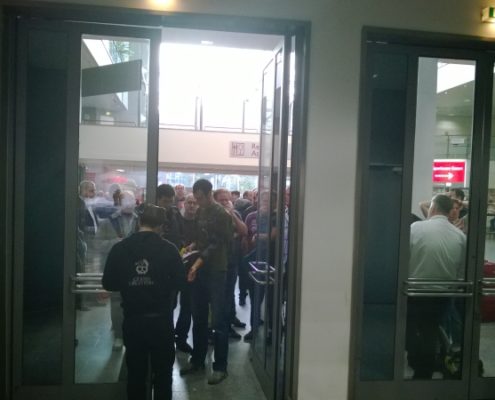 Dzień 1 - Pierwsi odwiedzający czekają