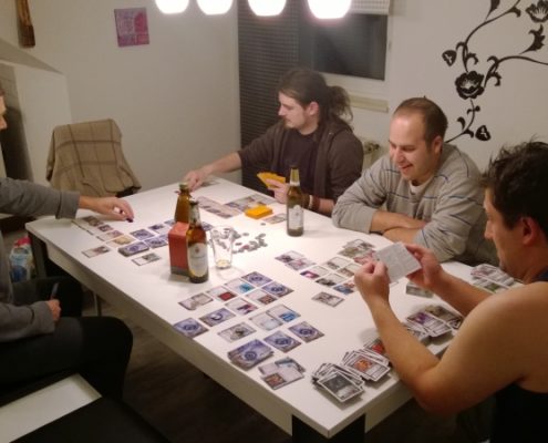 Dzień 1 - a wieczorem oczywiście gramy. Netrunner, Netrunner, a Marcin segreguje karty do Star Treka